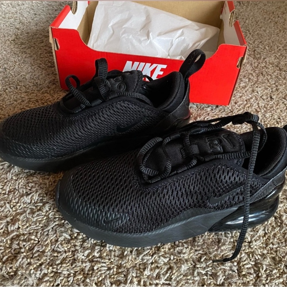 Nike Black Mesh Sneakers Sleek Athletic Design